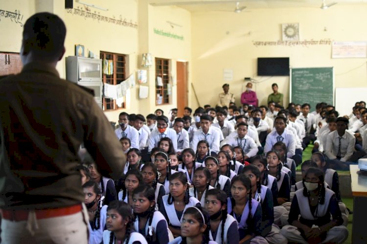 *नारायणपुर पुलिस की पहल: शासकीय उच्चतर माध्यमिक स्कूल, बेनूर में ‘‘यातायात जागरूकता कार्यक्रम’’ का हुआ आयोजन* *
