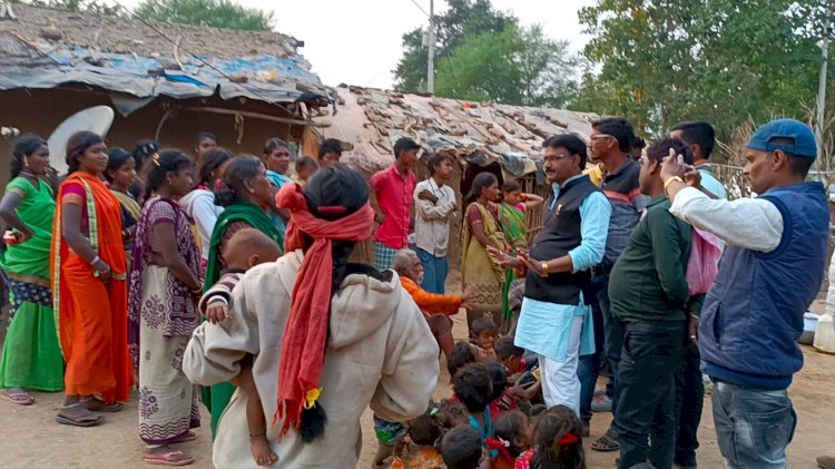 टेंट व्यवसाई संघ जिला मुंगेली के द्वारा आदिवासी भाई बहनों को कंबल वितरण किया गया