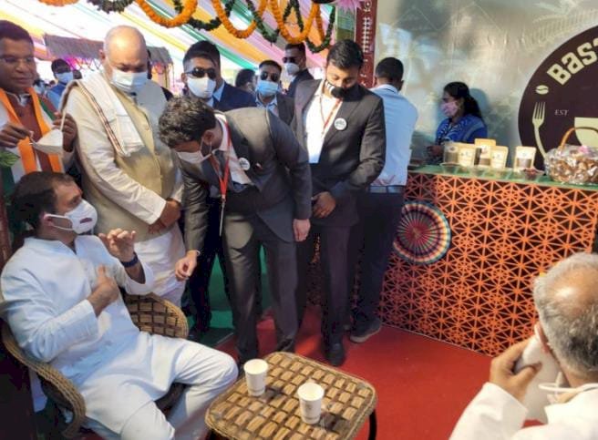 सांसद राहुल गांधी और मुख्यमंत्री भूपेश बघेल ने साईंस कॉलेज ग्राउंड के मुख्य कार्यक्रम स्थल के पास विकास प्रदर्शनी में बनाए गए बस्तर कैफे में...