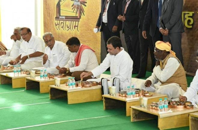 ​​​​​​​कुल्हाड़ी घाट के बन सिंह ने राजीव गांधी जी से मिलाया था हाथ , आज राहुल गांधी के साथ बैठकर खाना खाया