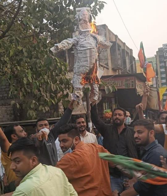 भारतीय जनता युवा मोर्चा मुंगेली शहर द्वारा मुख्यमंत्री भूपेश बघेल का पुतला दहन सिटी कोतवाली के सामने किया गया ,