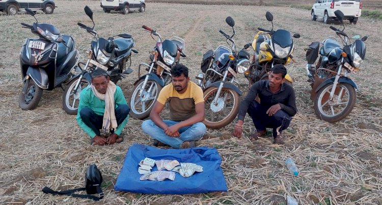 जुआ एक्ट के खिलाफ  पुलिस चौकी जालबांधा की कार्यवाही 3 जुआरियों से कुल नकदी रकम ₹17900 वह मौके पर 6 नग मोटर साइकिल वह मोबाइल जप्त|