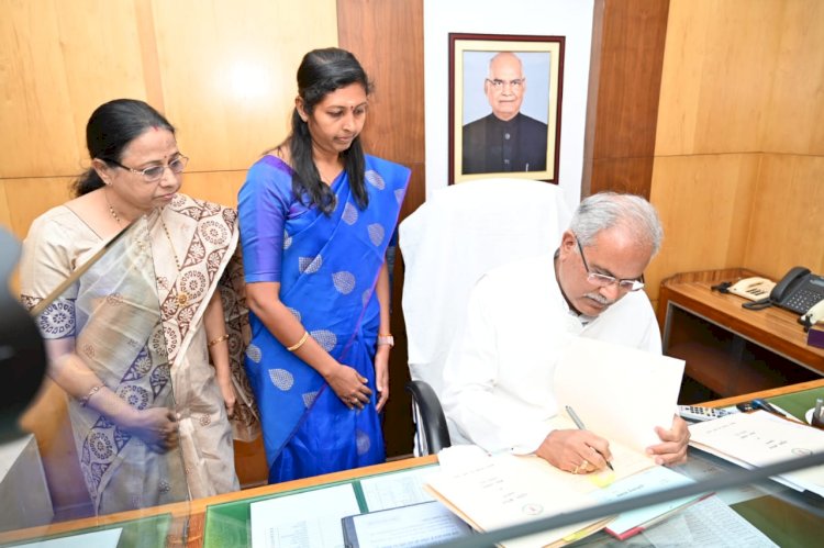 मुख्यमंत्री श्री भूपेश बघेल ने आज यहां विधानसभा परिसर स्थित अपने कार्यालय कक्ष में वित्तीय वर्ष 2022-23 के बजट को अंतिम रूप देते हुए हस्ताक्षर किए...