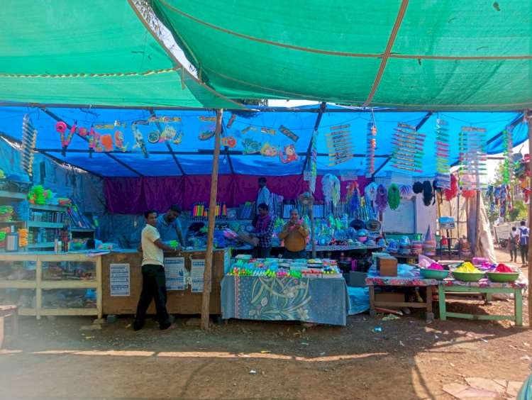 होली त्योहार के लिए बाजार पूरी तरह सज चुका है। पर्व के मद्देनजर स्थानीय बाजार में रंग-बिरंगी पिचकारी तथा उपयोगी दूसरे साजो सामान की कई दुकानें सज गई हैं।