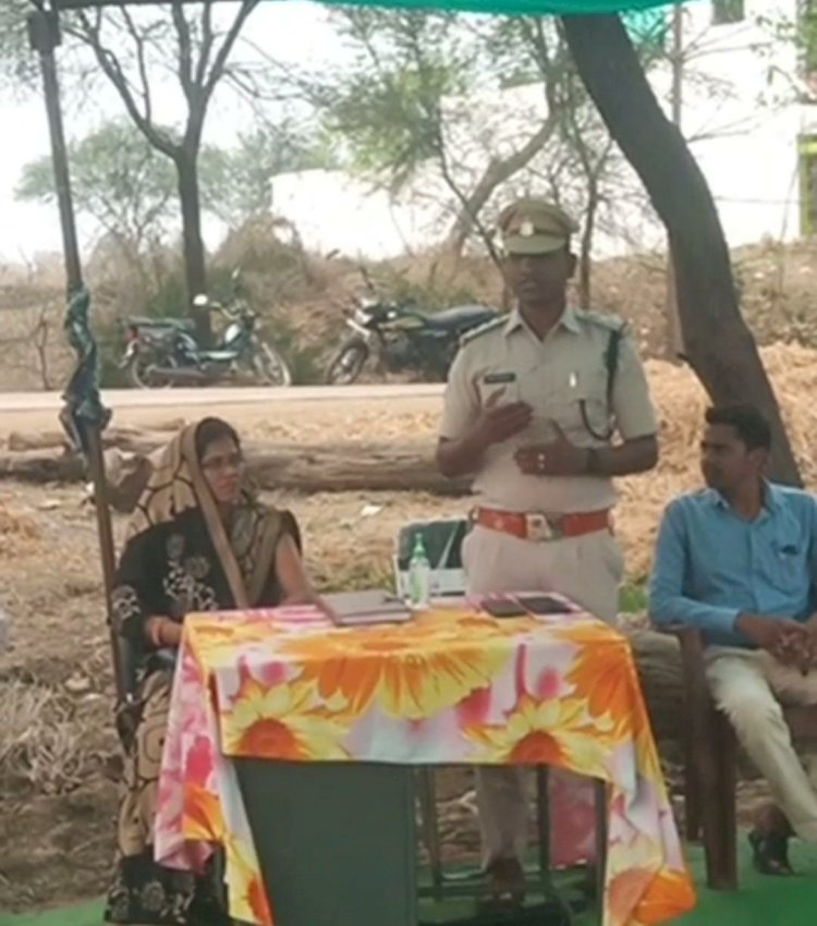 गुरुर पुलिस ने ग्राम पेवंरो में मनरेगा कार्यस्थल पर एक शिविर आयोजन कर विधिक जागरूकता अभियान जहां ग्रामीणों को दी गई सरल विधिकज्ञान की जानकारी ।