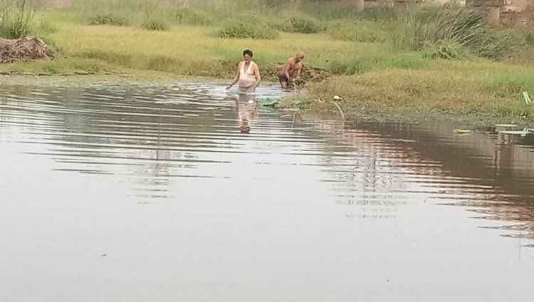 बालोद तांदुला नदी मुक्तिधाम के पास साफ सफाई में अकेले कुछ साथियों के साथ जुटे पूर्व कांग्रेस कमेटी जिला अध्यक्ष
