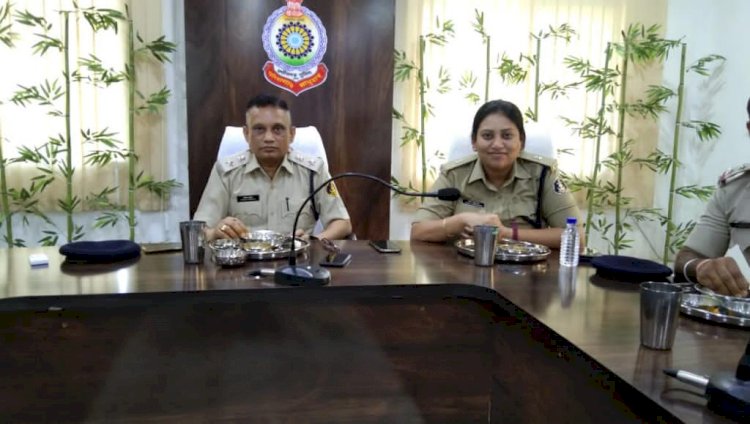 *अन्तराष्ट्रीय मजदूर दिवस पर महासमुंद पुलिस अधीक्षक विवेक शुक्ला ने जिले के अधिकारियों व कर्मचारियों के साथ बैठकर लिया बोरे बासी का आनंद*