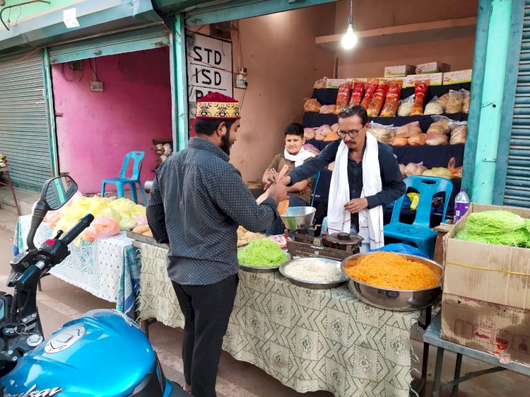रमजान: रोजेदार ईद की खरीदी में जुटे, रोजा, इबादत के साथ जकात दे रहे हैं मुस्लिम बंधु  रमजान ईद से शहर में बढी रौनक