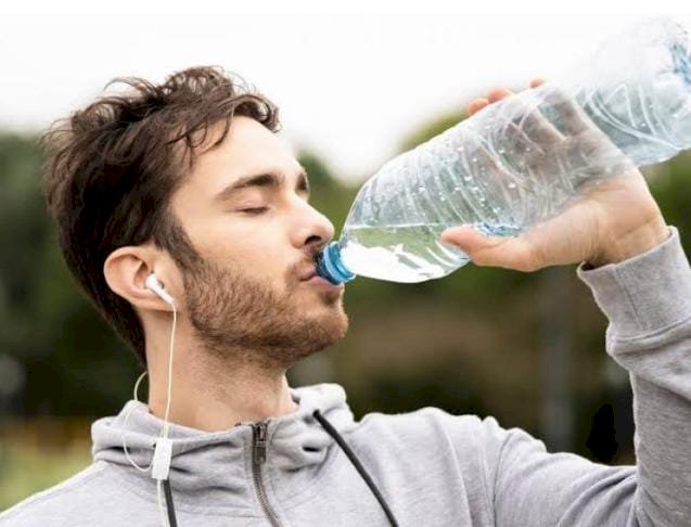 खाली पेट पानी पीने के पांच बड़े फायदे, सिरदर्द की समस्या से भी मिल सकता है छुटकारा