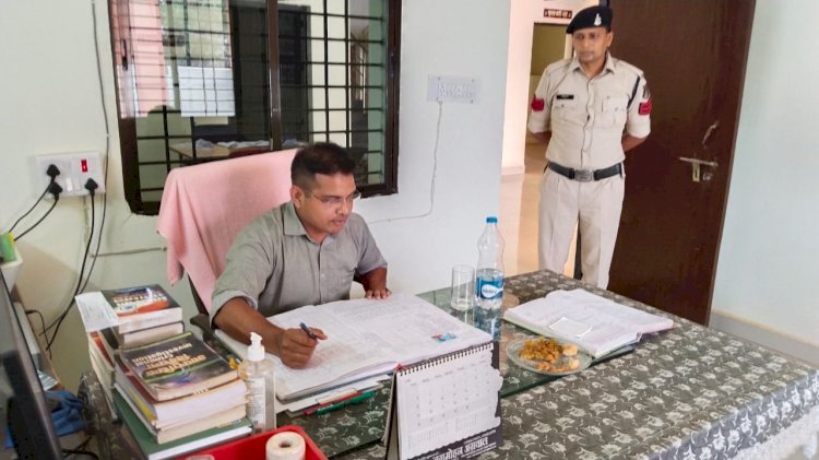 नव पदस्थ पुलिस अधीक्षक  जितेन्द्र कुमार यादव के द्वारा   थाना मंगचुवा का औचक निरीक्षण कर थाने के लंबित अपराध और कानून व्यवस्था के संबध में ली जानकारी ।