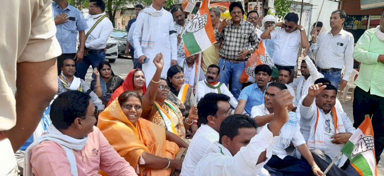 मुख्यमंत्री भुपेश बधेल को गिरफ्तार करने पर प्रदेश में कांग्रेसियो ने विरोध प्रदर्शन किया जा रहा है