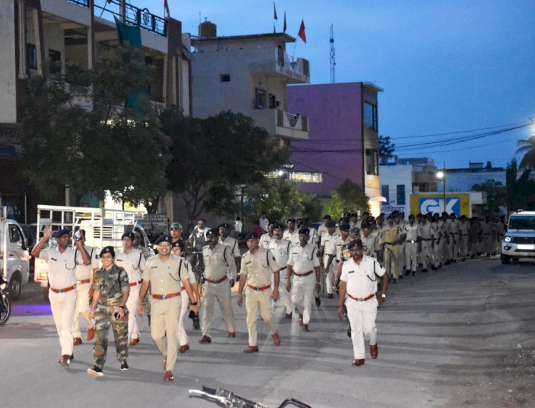 बालोद पुलिस द्वारा  शहर में शांति व्यवस्था  को मद्देनजर बनाये रखने के लिये निकाला गया फ्लैग मार्च रैली,,