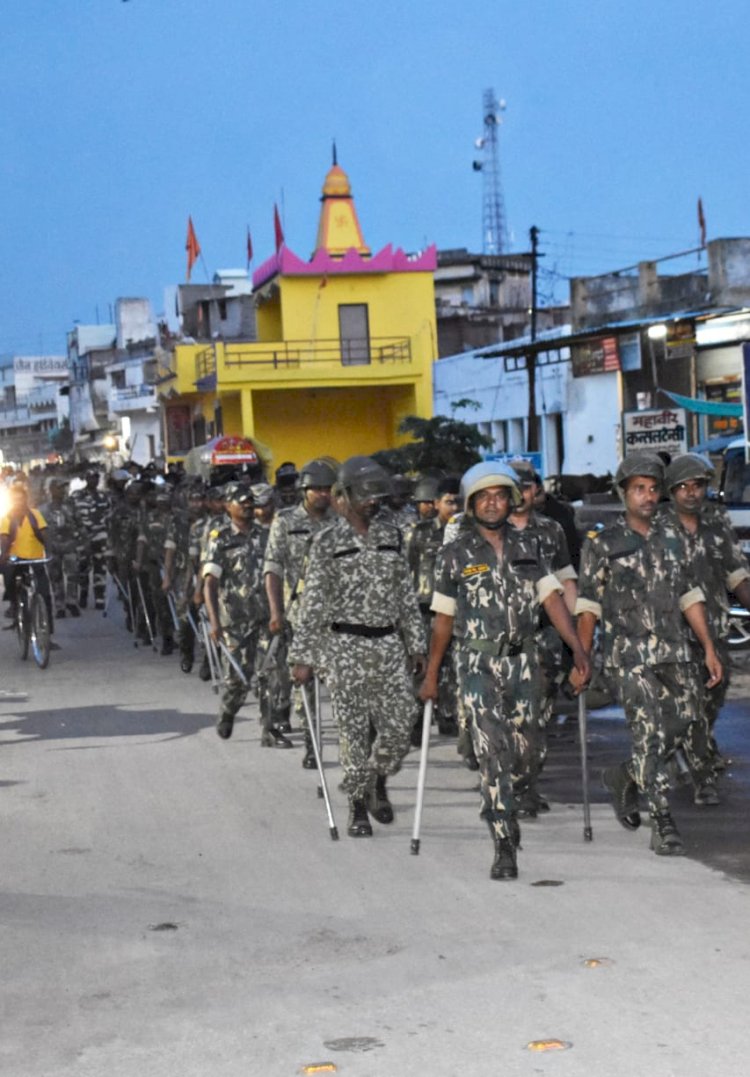 बालोद पुलिस द्वारा  शहर में शांति व्यवस्था  को मद्देनजर बनाये रखने के लिये निकाला गया फ्लैग मार्च रैली,,