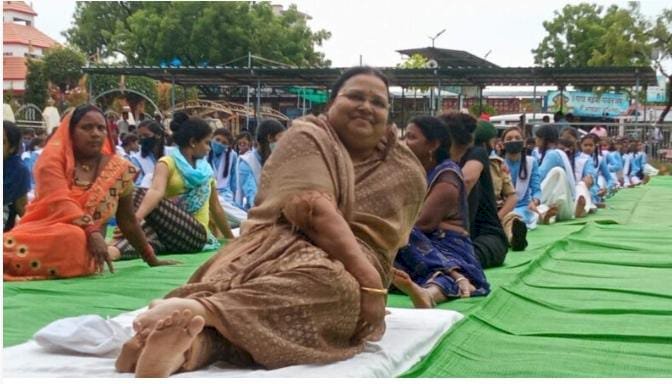 गंगा मैय्या प्रागण  में योग शिविर का आयोजन किया गया। जिसमें मुख्य अतिथि के रूप में महिला बाल विकास मंत्री अनिला भेड़िया व विधायक संगीता सिन्हा उपस्थित थे