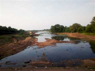 तांदुला नदी की सफाई अभियान एक सप्ताह से जारी हैं। इस अभियान में कलेक्टर जनमेजय ने तांदुला को जाते-जाते एक नई संजीवनी दे गए जानिए आगे ख़बर में