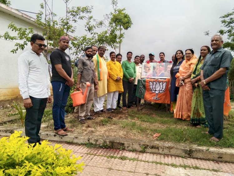 BJP शहर मंडल  के तत्वाधान में  कपिलेश्वर मंदिर प्रांगण  नयापारा  में पंडित श्यामा प्रसाद मुखर्जी की जयंती मनाई गई