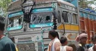 दुर्घटना के बाद गुस्साए ग्रामीणों ने वाहन चालक दोनों पर उतारे गुस्सा 25 लाख का का नुकसान