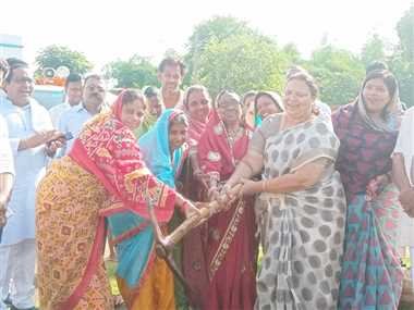 महिला एंव बाल विकास तथा समाज कल्याण मंत्री अनिला भेंडिया ने डौंडीलोहारा विकासखंड के  गाँवों में किया विभिन्न कार्यो का भूमिपूजन