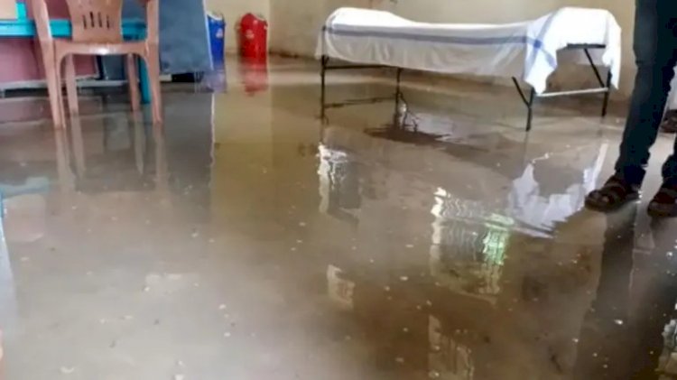 बीते 3 दिनों से रुक-रुक कर हो रही बारिश के चलते  सिंघोला उप स्वास्थ्य केंद्र में पानी भर गया।स्वास्थ्य विभाग की लापरवाही के कारण अस्पताल तालाब में तब्दील हो गया है जानिए खबर में