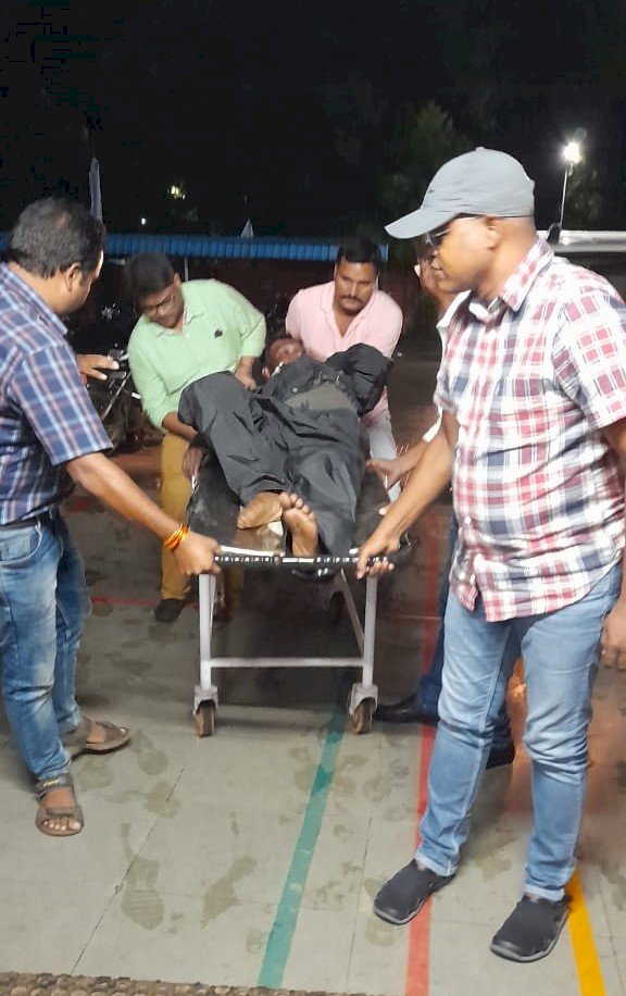 वाहन दुर्घटना : बाइक और स्कूटी आपस मेन भिड़े, आईपीएस सदानंद कुमार, पुलिस अधीक्षक (नारायणपुर) ने स्वयं घायलों को अस्पताल में कराया भर्ती