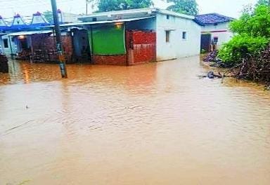 जिले में लगातार बारिश से जनजीवन अस्त व्यस्त हो गया हैं।  बारिश से पूरा जिला पानी-पानी हो गया।एक-दूसरे गांव से संपर्क संपर्क टूट गया है जानिए आगे खबर में
