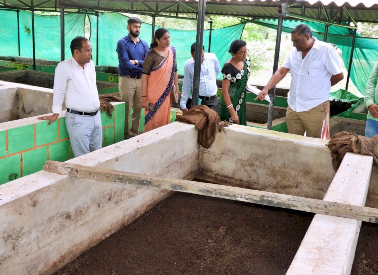 मुख्यमंत्री के सलाहकार श्री प्रदीप शर्मा ने गुण्डरदेही विकासखण्ड के ग्राम पैरी के गौठान का किया निरीक्षण गौठान में नियमित रूप से गोबर खरीदी के दिए निर्देश
