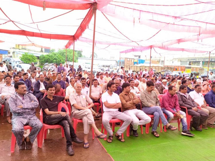 जिले में आज पाँच दिवसीय आंदोलन का किया शंखनाद अधिकारी ,कर्मचारी अपनी  प्रमुख मांगों को लेकर  बैठे धरने पर