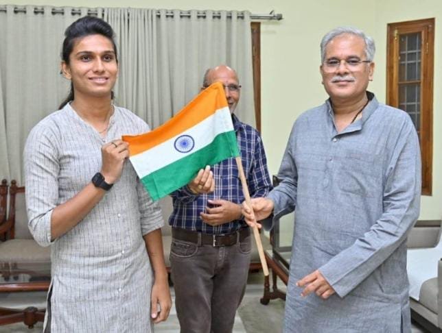 मुख्यमंत्री  बघेल द्वारा प्रदत्त राष्ट्रीय ध्वज तिरंगा को 15 अगस्त को माउंट एल्ब्रुस की चोटी पर फहराएंगी छत्तीसगढ़ की पर्वतारोही सुश्री अंकिता गुप्ता