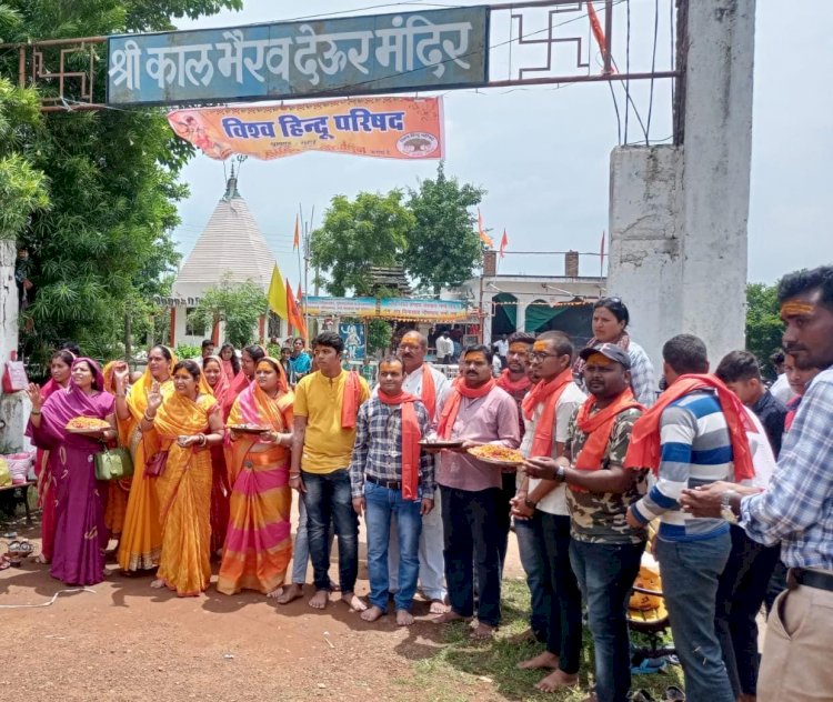 गुरुर नगर के शिवभक्त कांवरियों पर विश्व हिंदू परिषद,मातृशक्ति संगठन व बजरंग दल के सदस्यों ने की फूलों की वर्षा