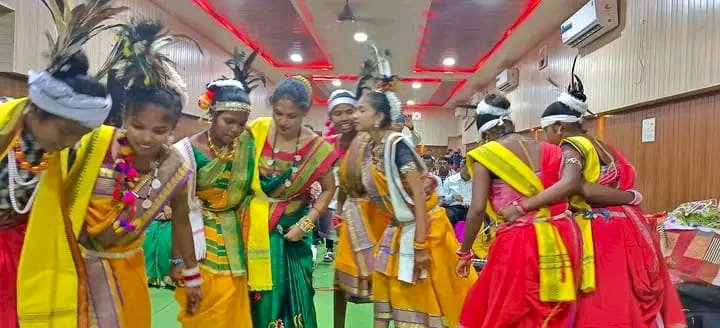 शासकीय सेवक विकास संघ द्वारा बालोद में मनाया गया विश्व आदिवासी दिवस समारोह बरसते पानी में भी बड़ी संख्या में पहुॅचे लोग रंगारंग सांस्कृतिक कार्यक्रमों ने बांधा शमा