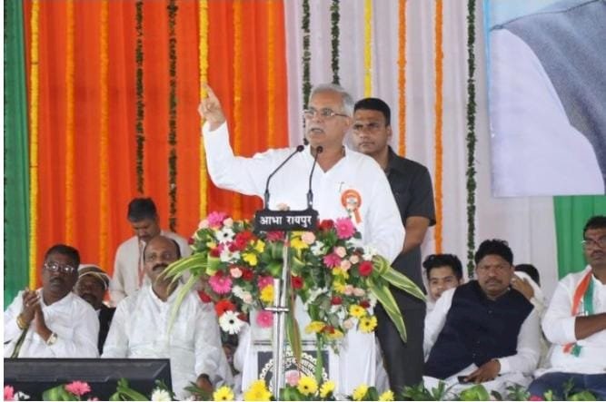 रायपुर : फोटो : मुख्यमंत्री श्री भूपेश बघेल गुरुर में विश्व आदिवासी दिवस के अवसर पर आयोजित सम्मेलन को संबोधित कर विभिन्न घोषणाएं किए