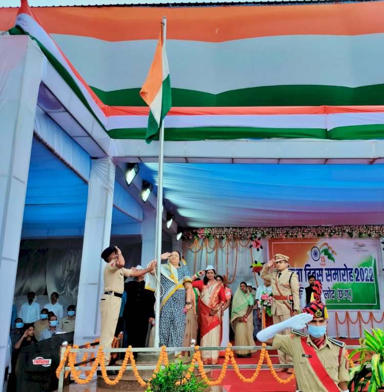 मंत्री श्रीमती अनिला भेंडिया ने ध्वजारोहण कर परेड की सलामी ली बरसते पानी में भी हर्षोल्लास के साथ मनाया गया स्वतंत्रता दिवस
