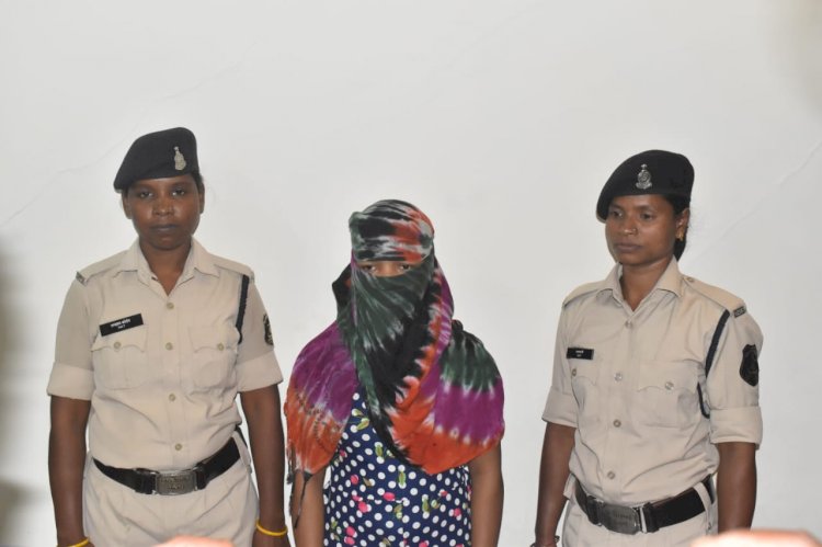 *नारायणपुर पुलिस ने 08 लाख की ईनामी महिला नक्सली सुखमती कुमेटी उर्फ रीमा को किया गिरफ्तार* 