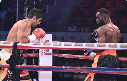रायपुर:राजधानी में खेला गया बॉक्सिंग विजेंदर कुमार ने किया परफॉर्मऐतिहासिक अंतर्राष्ट्रीय मुक्केबाजी मुकाबले ‘द जंगल रंबल‘ का राजधानी के खेलप्रेमियों ने लिया लुत्फ