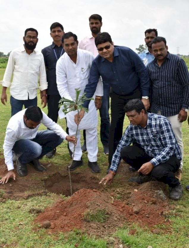 मुख्यमंत्री भूपेश बघेल के जन्मदिन पर रोपे गए 500 पौधे निरोज़ इस्पात ने किया वृक्षारोपण कार्यक्रम आयोजित