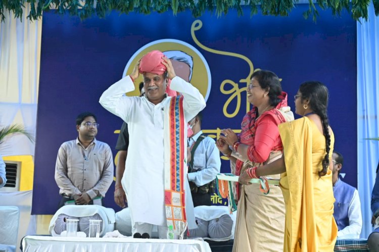मुख्यमंत्री  भूपेश बघेल भेंट- मुलाकात के लिए बालोद विधानसभा क्षेत्र के जगन्नाथपुर पहुंचे। हाथ लहराकर किया मौजूद लोगों का अभिवादन।