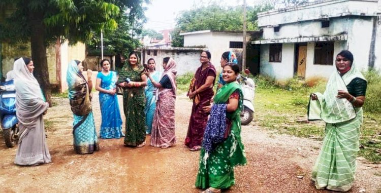 डौंडी लोहारा नगर मुख्यालय में विगत चार वर्षों से संचालित हो रहे गरबा नृत्य में दीगर प्रदेशो का आनंद,,, आयोजनकर्ता में महिला समूह की सदस्य ने  पार्षद माया ठाकुर बताया