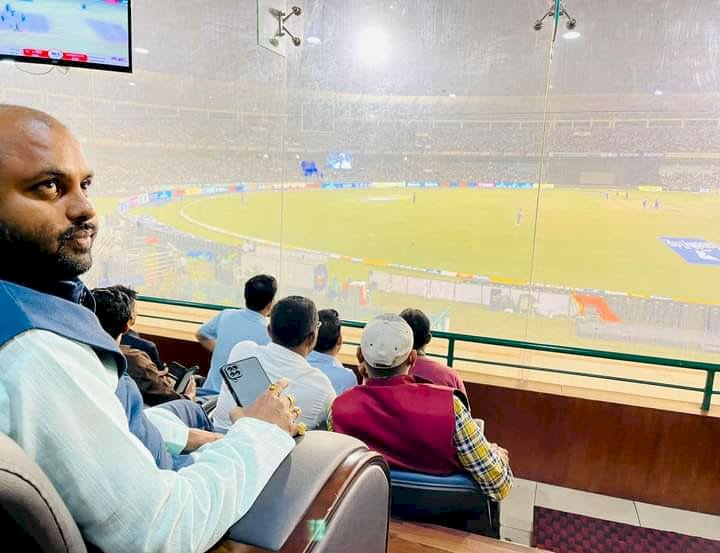 नन्द कुमार बघेल के साथ वी आई पी सीट पर बैठकर विमल साहू ने भारत एवं श्रीलंका के बीच हुए मैच का आनंद उठाया ।