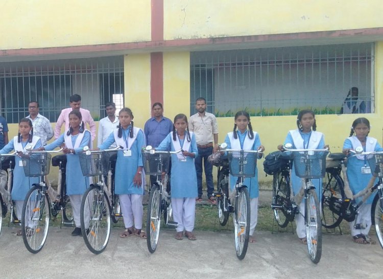 सोमवार को प्रभारी प्राचार्य योगेश कुमार साहू के कुशल नेतृत्व में 69छात्राओं को सायकल प्राप्त हुआ।