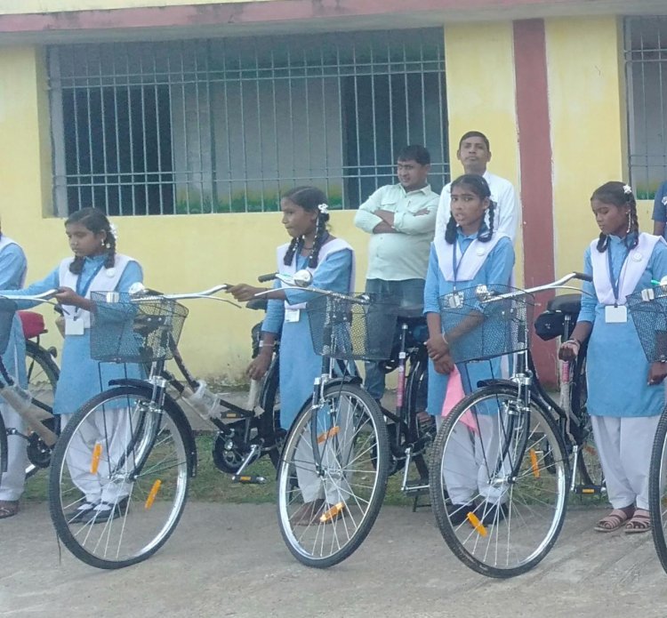 सोमवार को प्रभारी प्राचार्य योगेश कुमार साहू के कुशल नेतृत्व में 69छात्राओं को सायकल प्राप्त हुआ।
