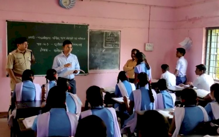 बालोद कलेक्टर और जिला पुलिस अधीक्षक ने शासकीय हायर सेकेण्डरी स्कूल लाटाबोड़ में विद्यार्थियों की ली कक्षा   शिक्षकों को दिए निर्देश
