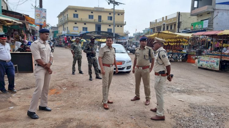 जिला पुलिस अधीक्षक ने दीपावली त्योहार को मद्देनजर रखते हुए बालोद नगर की यातायात एव बाजारों की देखी व्यवस्था प्रभारियो को दिये निर्देश