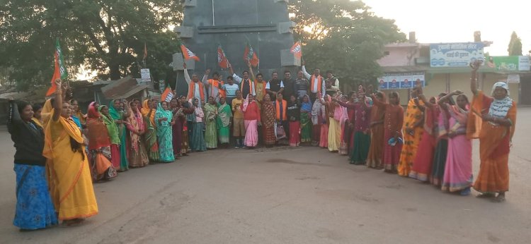पूजा अर्चना कर भाजपा शहर मंडल ने अपनी महिला कार्यकर्ताओं को बिलासपुर रवाना किया 