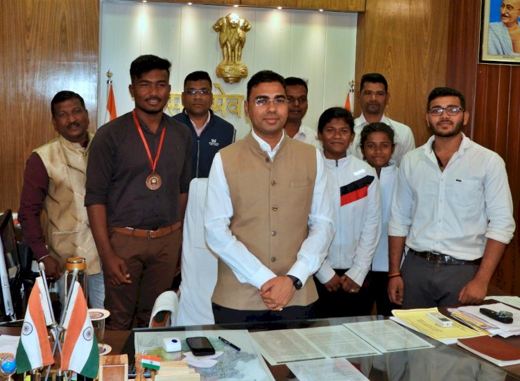 कलेक्टर कुलदीप शर्मा ने की राज्य स्तरीय जुड़ो प्रतियोगिता में मेडल प्राप्त करने वाले जिले के प्रतिभागियो से मुलाकात