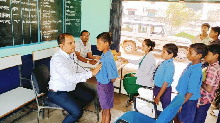 कलेक्टर कुलदीप शर्मा के मार्गदर्शन में राष्ट्रीय बाल स्वास्थ्य कार्यक्रम अंतर्गत जिले के शालाओं, आश्रमों एवं आवसीय छात्रावासो, आंगनबाड़ी केन्द्रों के बच्चों का किया जा रहा है चिरायु दल द्वारा स्वास्थ्य परीक्षण