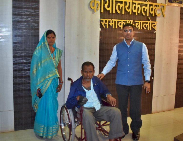 कलेक्टर कुलदीप शर्मा ने जनदर्शन में पहुॅचे दिव्यांग मधुसुदन को प्रदान किया व्हीलचेयर दिव्यांक की समस्या को संवेदनशीलता के साथ विचार कर समाज कल्याण विभाग के अधिकारी को किया निर्देशित