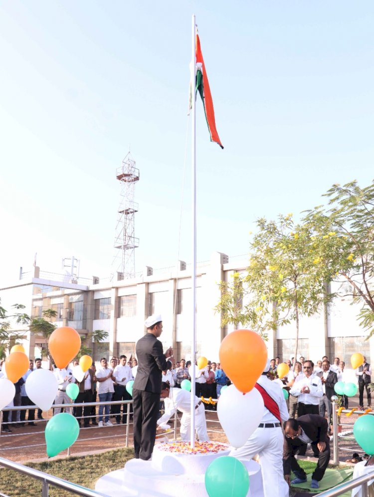 राष्ट्रीय पर्व गणतंत्र दिवस के अवसर पर कलेक्टर कुलदीप शर्मा ने संयुक्त जिला कार्यालय में किया राष्ट्रीय ध्वज तिरंगा फहराया