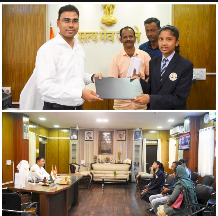 कलेक्टर कुलदीप शर्मा ने मेधावी विद्यार्थी कु. नर्गीस खान को लैपटाॅप प्रदान कर शुभकामनांए प्रदान की