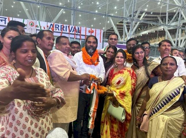 *भारत जोडो यात्रा से लौटे भारत यात्री डॉ चौलेश्वर चन्द्राकर का रायपुर एयरपोर्ट में काँग्रेस जनों ने भब्य स्वागत किये*