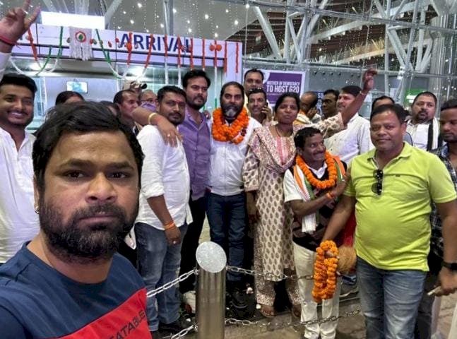 *भारत जोडो यात्रा से लौटे भारत यात्री डॉ चौलेश्वर चन्द्राकर का रायपुर एयरपोर्ट में काँग्रेस जनों ने भब्य स्वागत किये*